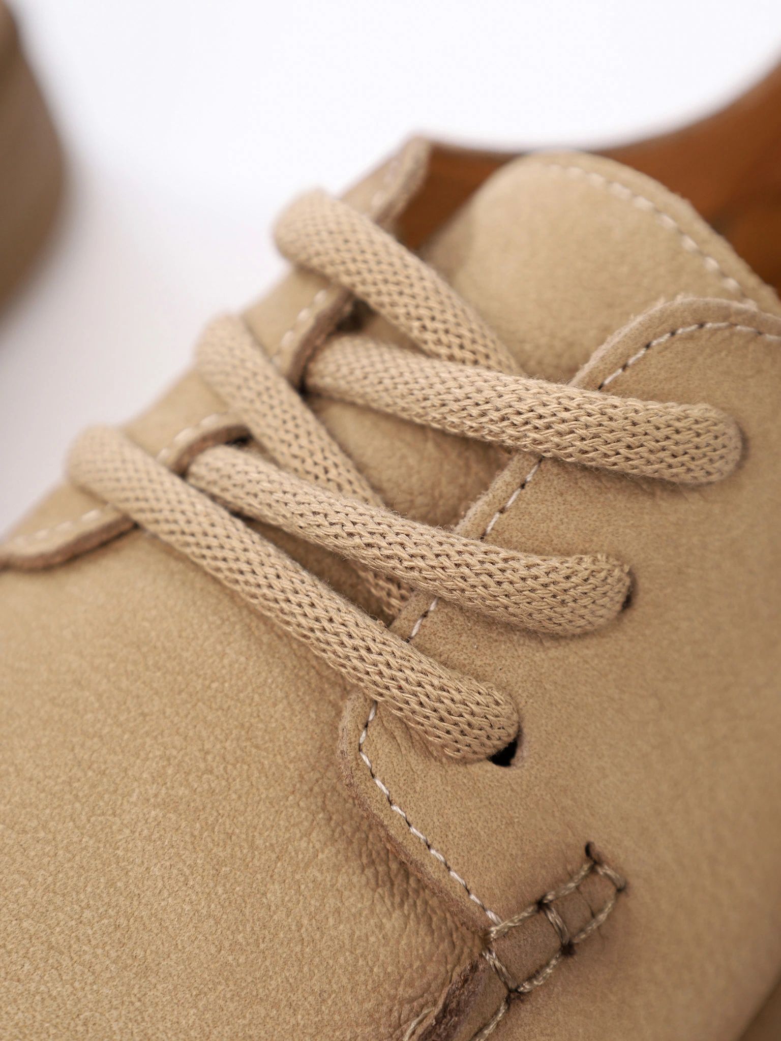 Лоферы бежевого цвета из натурального нубука на низкой подошве